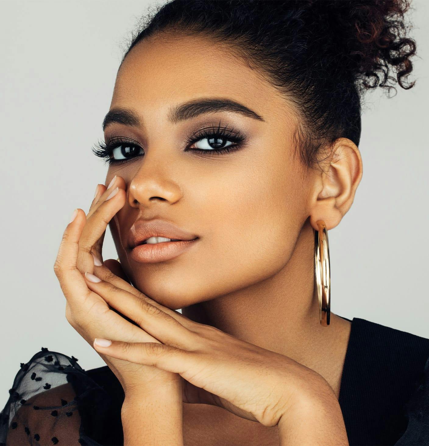 woman leaning her chin on her hands
