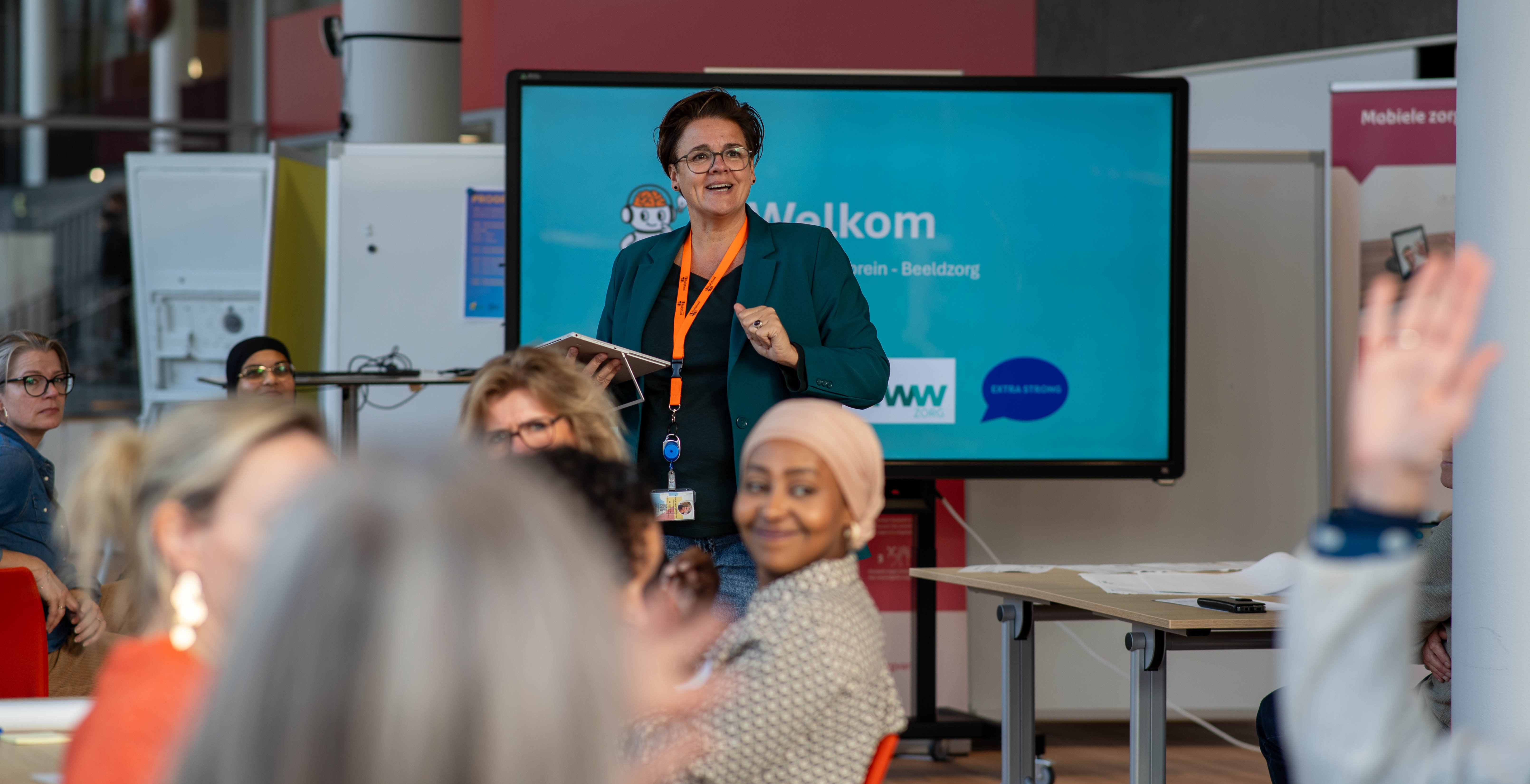 Vrouw die een presentatie geeft over innovatie in zorg en welzijn bij het Centrum voor Innovatief Vakmanschap.