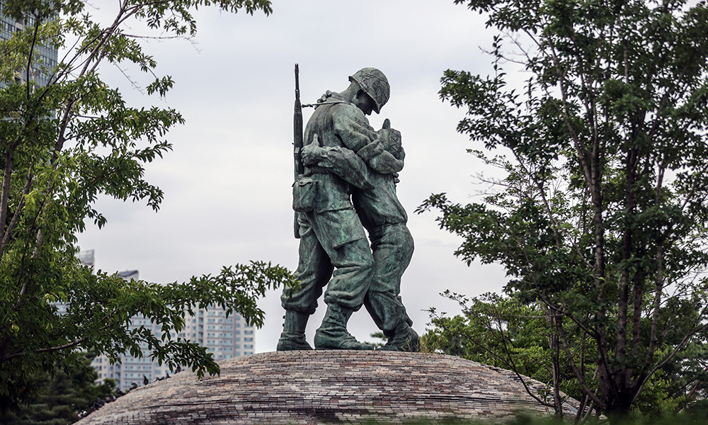 A statue of two embracing soldiers
