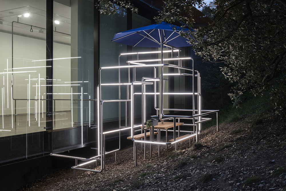 A section of 5 Rooms that extends outside of the galery