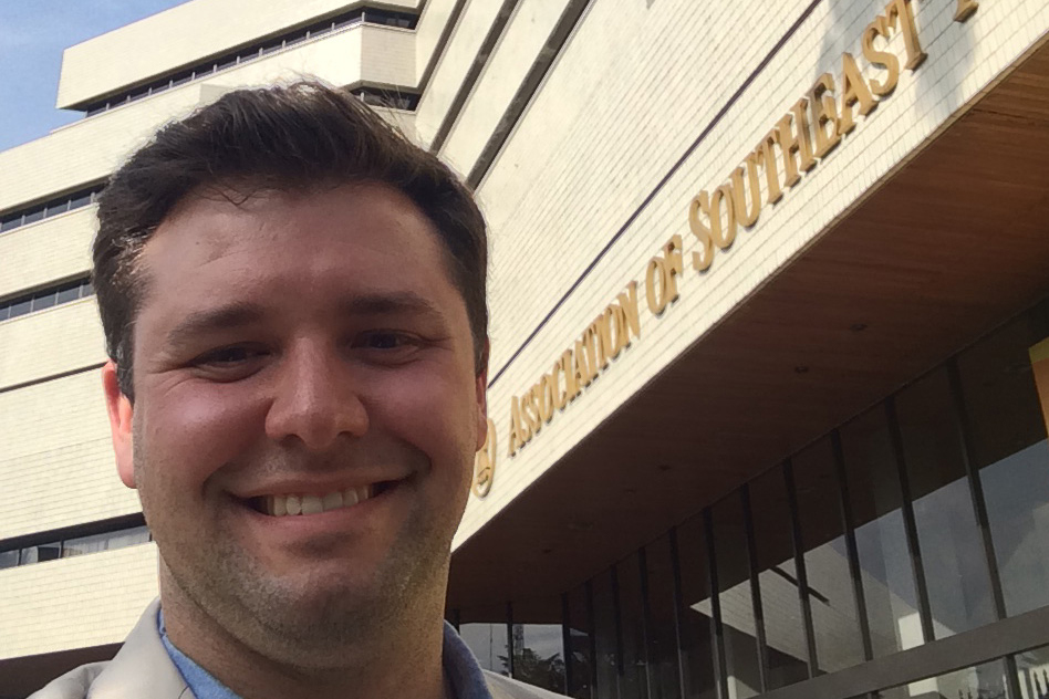 Will seal takes selfie in Indonesia at an embassy