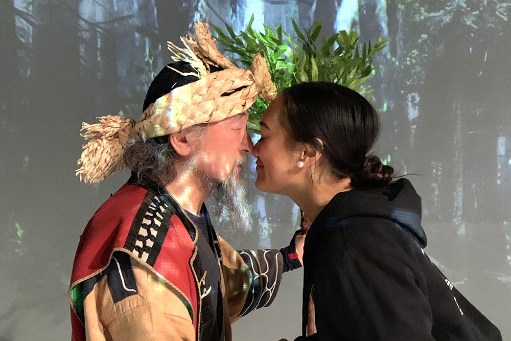 Aitera and an Ainu man hongi