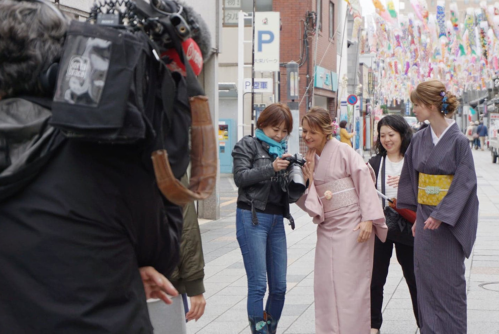 A woman shows Gill Higgins photos on her camera