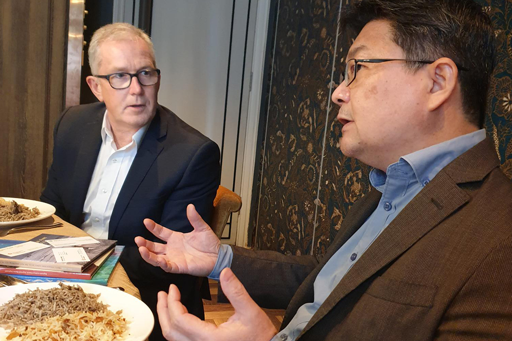 David Capie listening to Prof David Capie with Prof Kuik Cheng-Chwee, sitting at a table