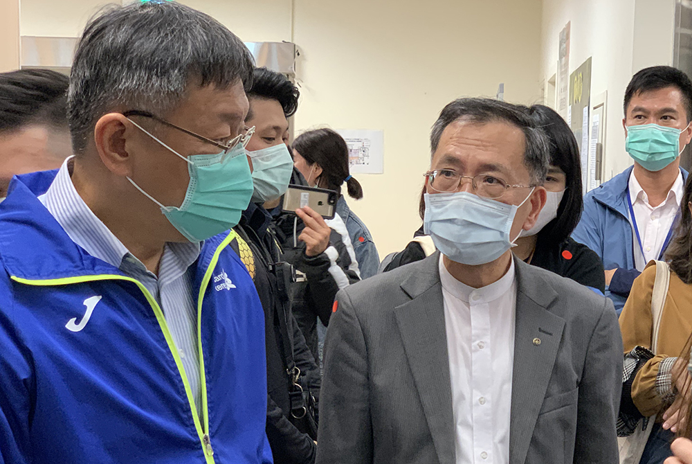 Taipei City Mayor Ko Wen-je talking to an official during a press conference