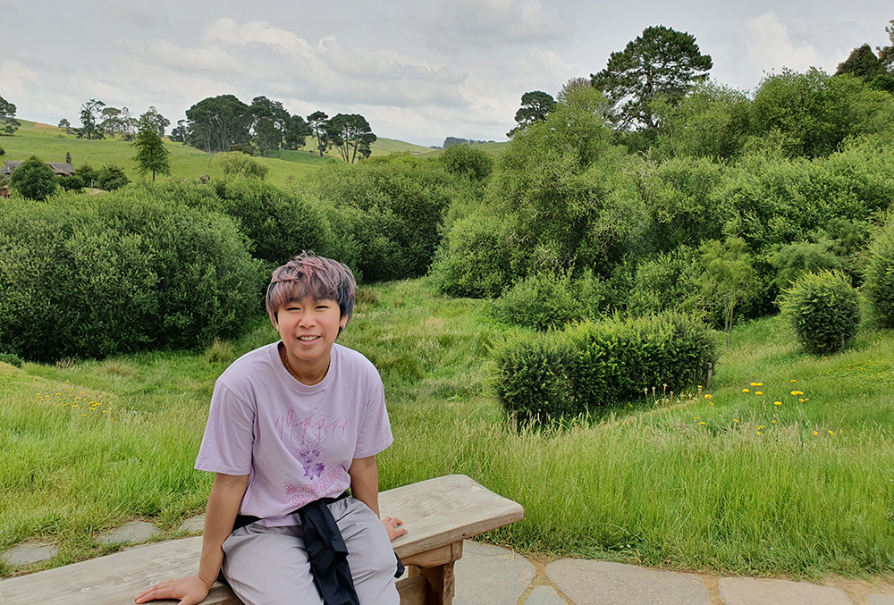 Pang sitting sitting on a bench outside
