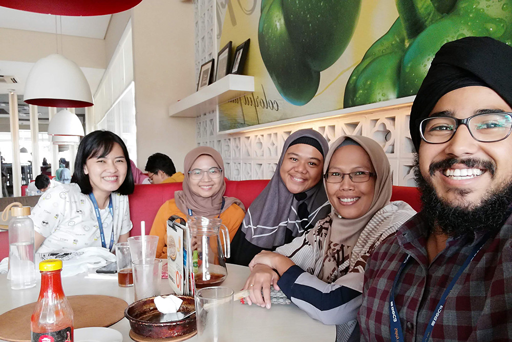 Parneet sitting in a cafe with four friends