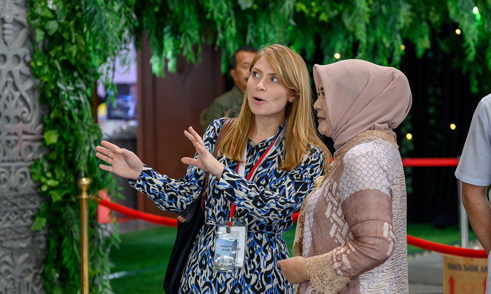 One of the New Zealand entrepreneurs speaking to an Indonesian woman