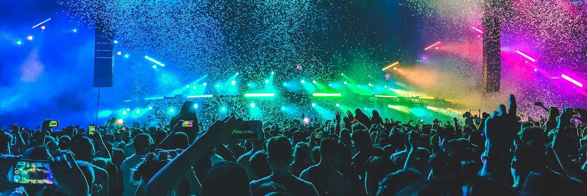 Online intern researches metaverse, holograms and hybrid concerts