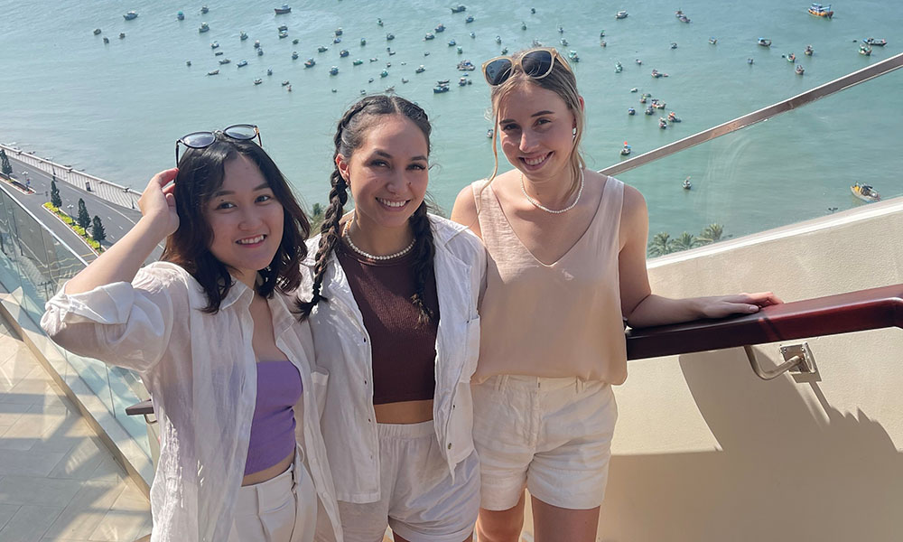Cassidy posing for a photo with a work colleague and fellow KPMG intern Harriet Yeoman