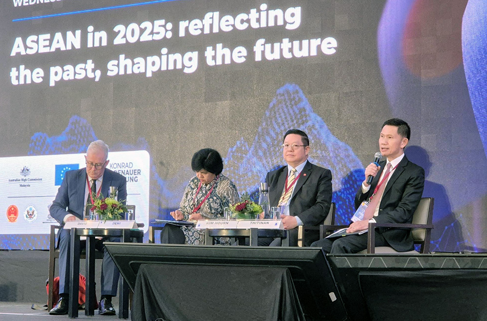 Professor Thitinan Pongsudhirak addressing the room at the Asia Pacific Roundatable