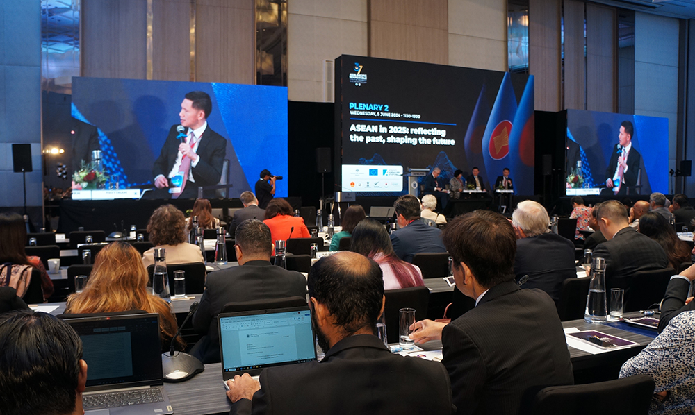 Professor Thitinan Pongsudhirak addressing delegates at the 37th Asia Pacific Roundtable