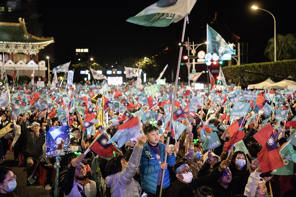 Taiwan People’s Party supported waving flags with a shrine in the background