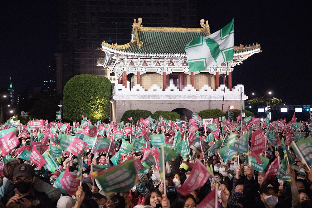 Taiwan People’s Party supported waving flags with a shrine in the background