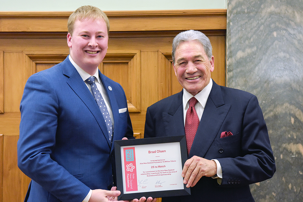 Brad Olsen recieving his 25 to Watch certificate from Winston Peters