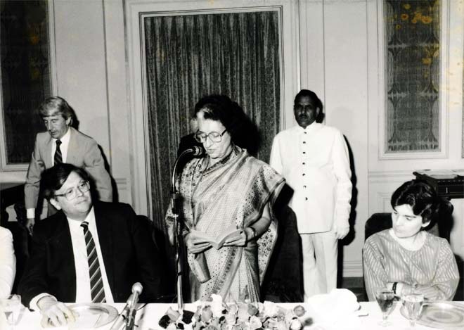 A black and white photo of former New Zealand Prime Minister David Lange and former Indian Prime Minister Indira Gandhi at an official event