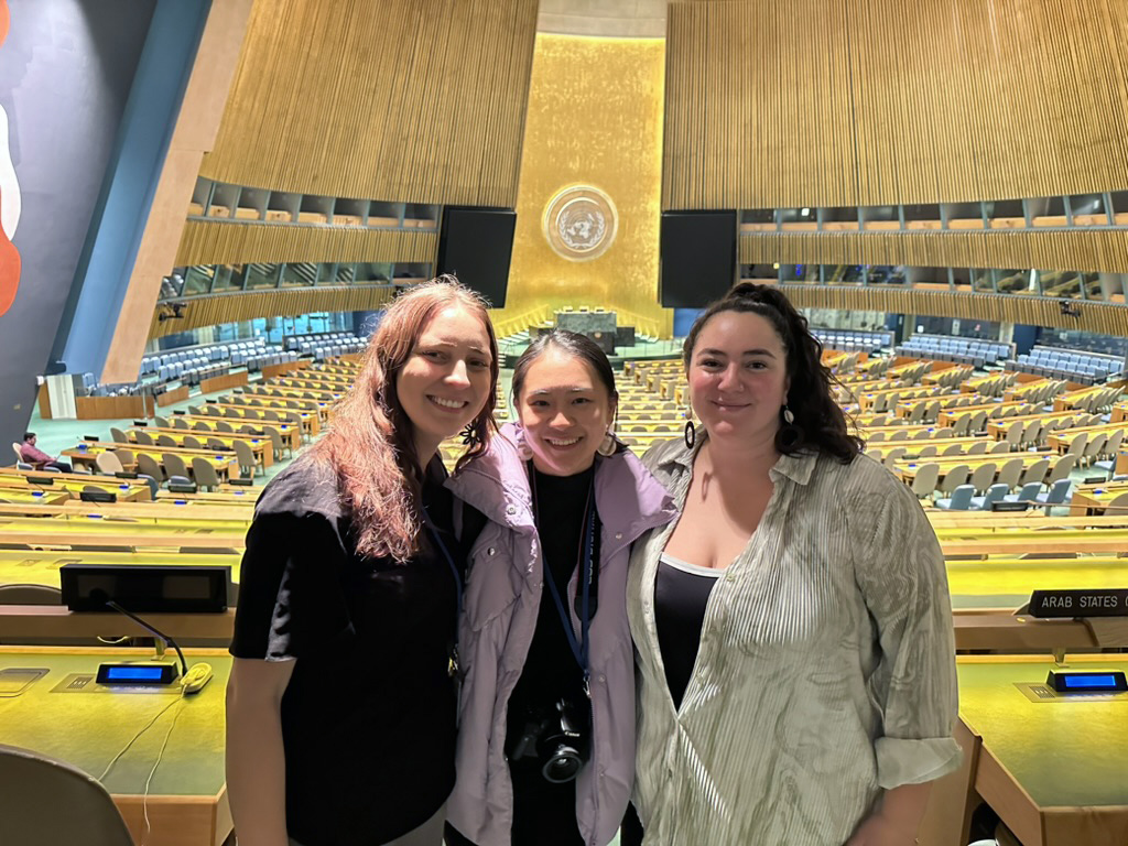 Teresaa standing with two other women in the United Nations General Assembly hall