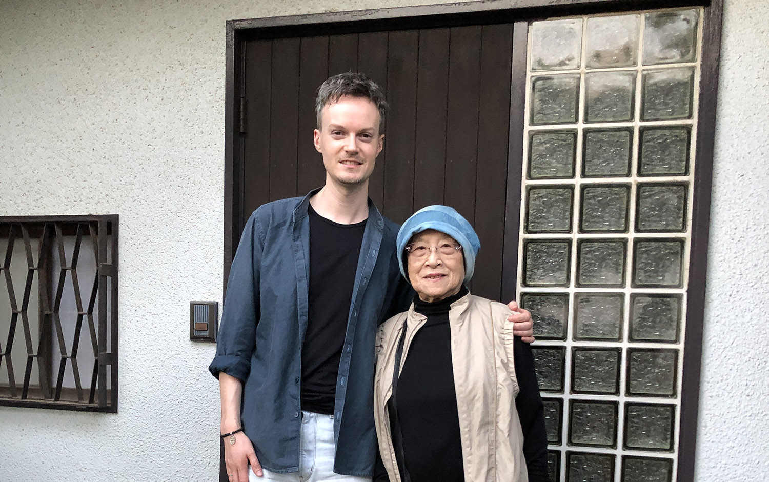 The author Marcus Coll with his arm around Hiroshima survivor Bun Hashizume
