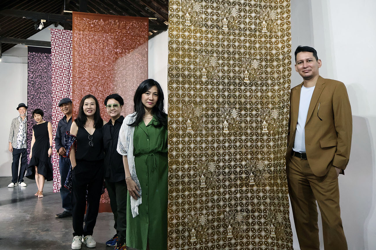Seven people posing for a photo with one of Rosana's installations