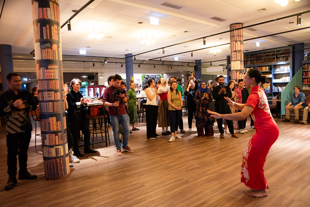 Leilani do a traditional Samoan dance in front of a group of people