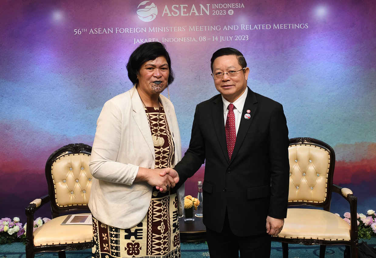 Secretary-General of ASEAN Dr Kao Kim Hourn shaking hands with Minister of Foreign Affairs of New Zealand Nanaia Mahuta