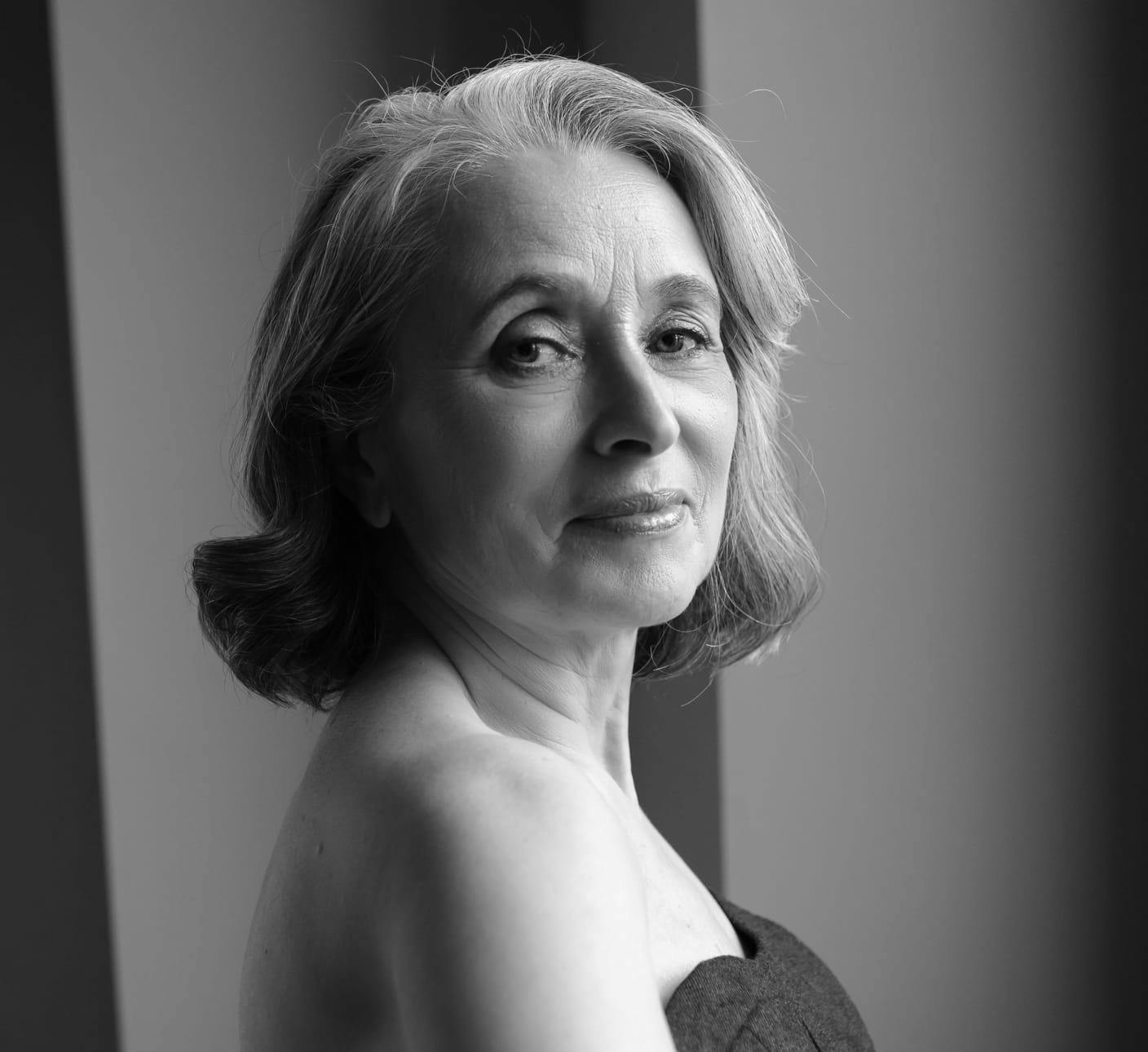 Black and white photo photo of a woman