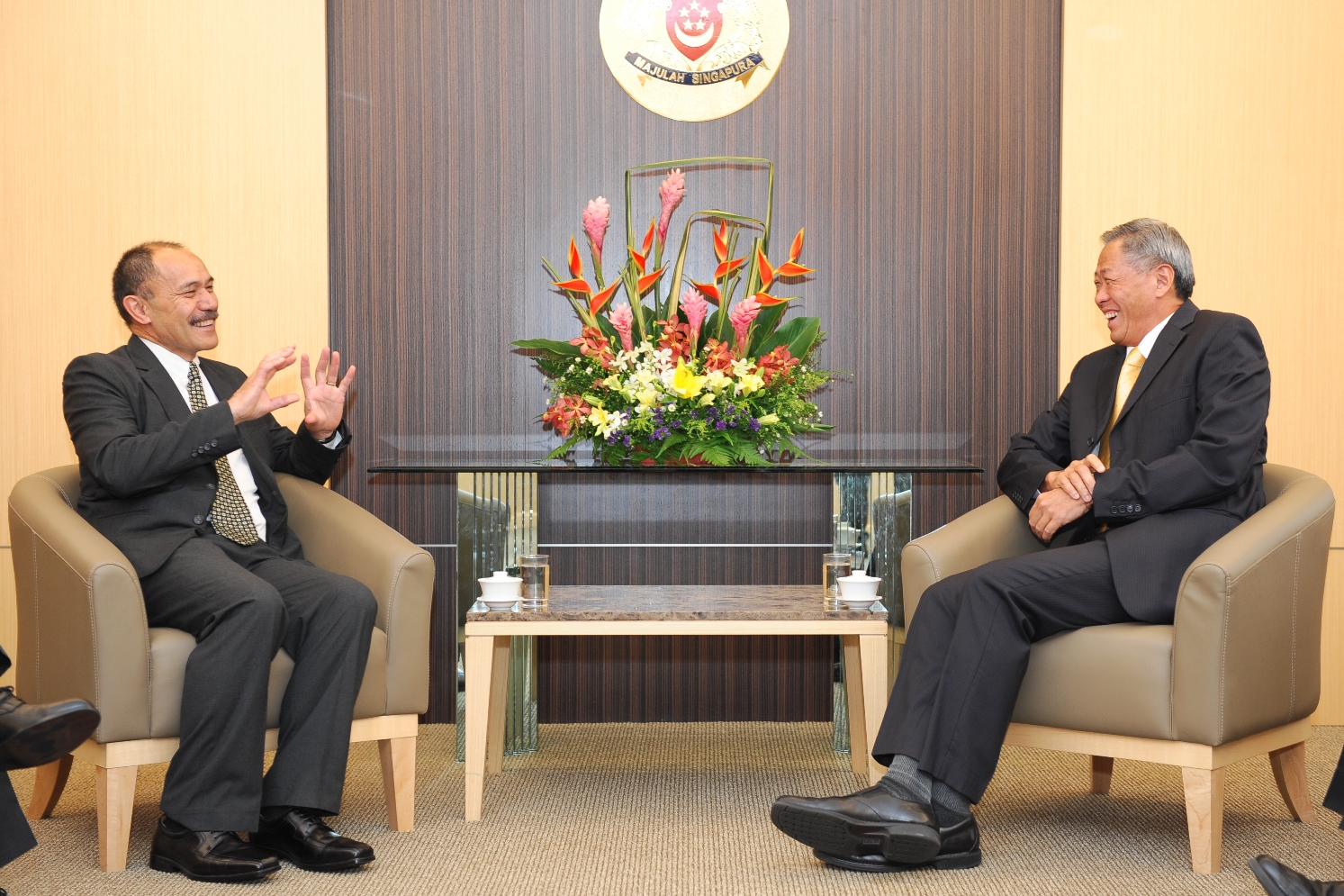 22 Sir Jerry Mateparae with Singapores Minister for Defence2
