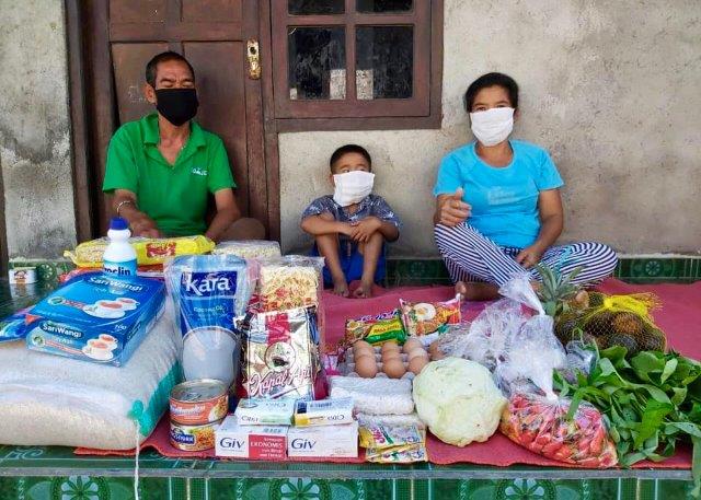 Balinese family receiving food aid from Solemen2