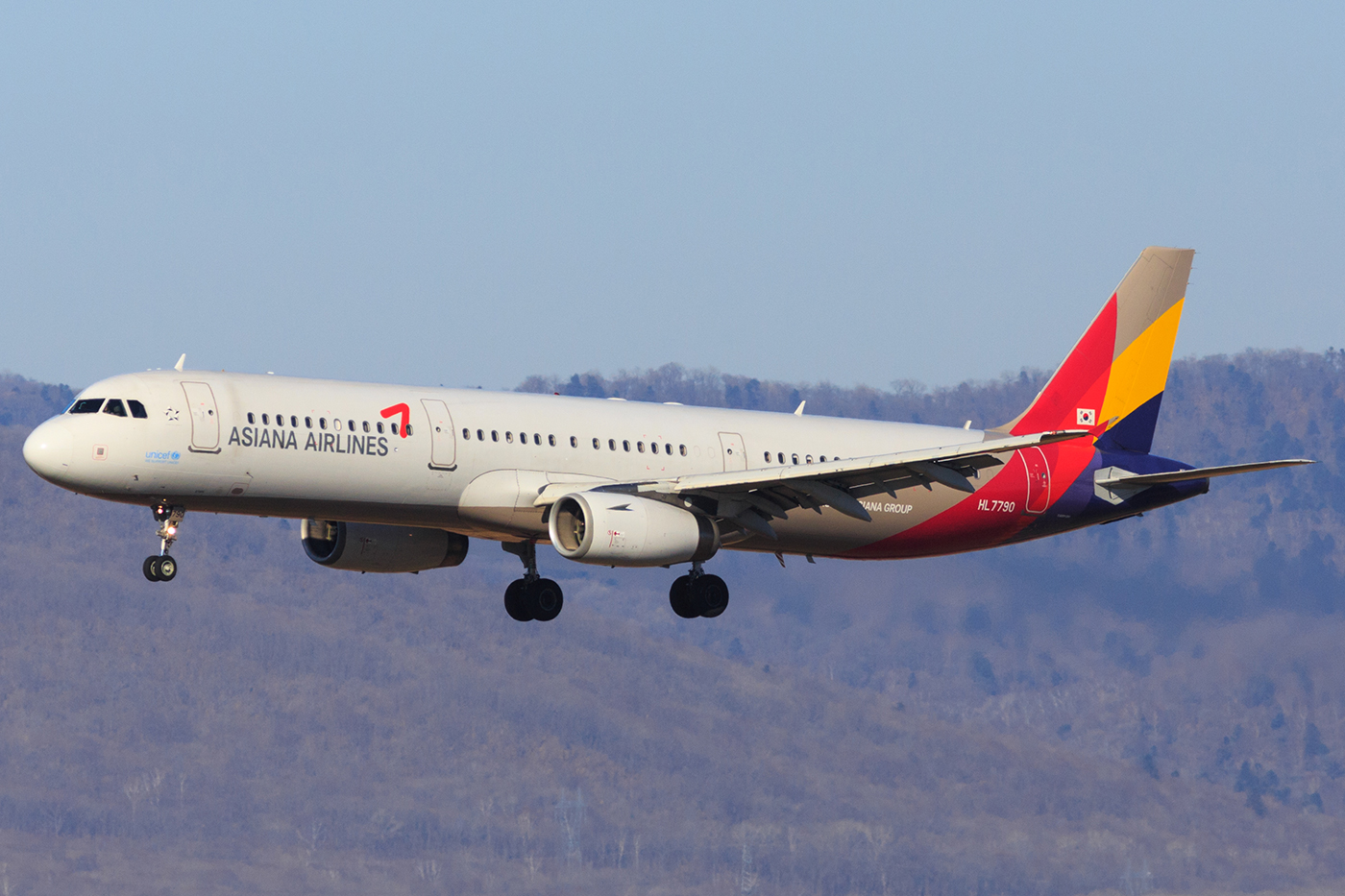 Korea Asiana Airlines Airbus A321 231 HL7790