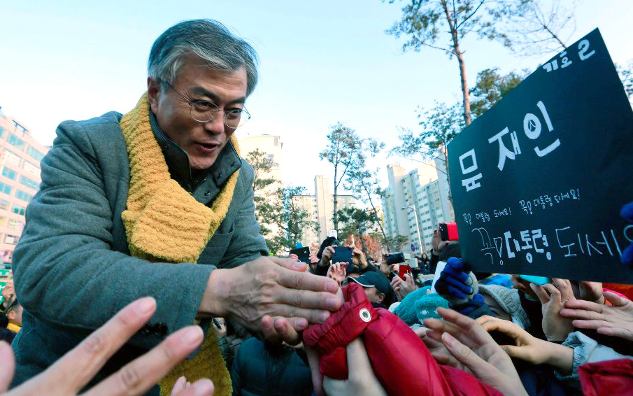 Moon Jae-in with supporters (Photo: Moon Jae-in/Facebook)