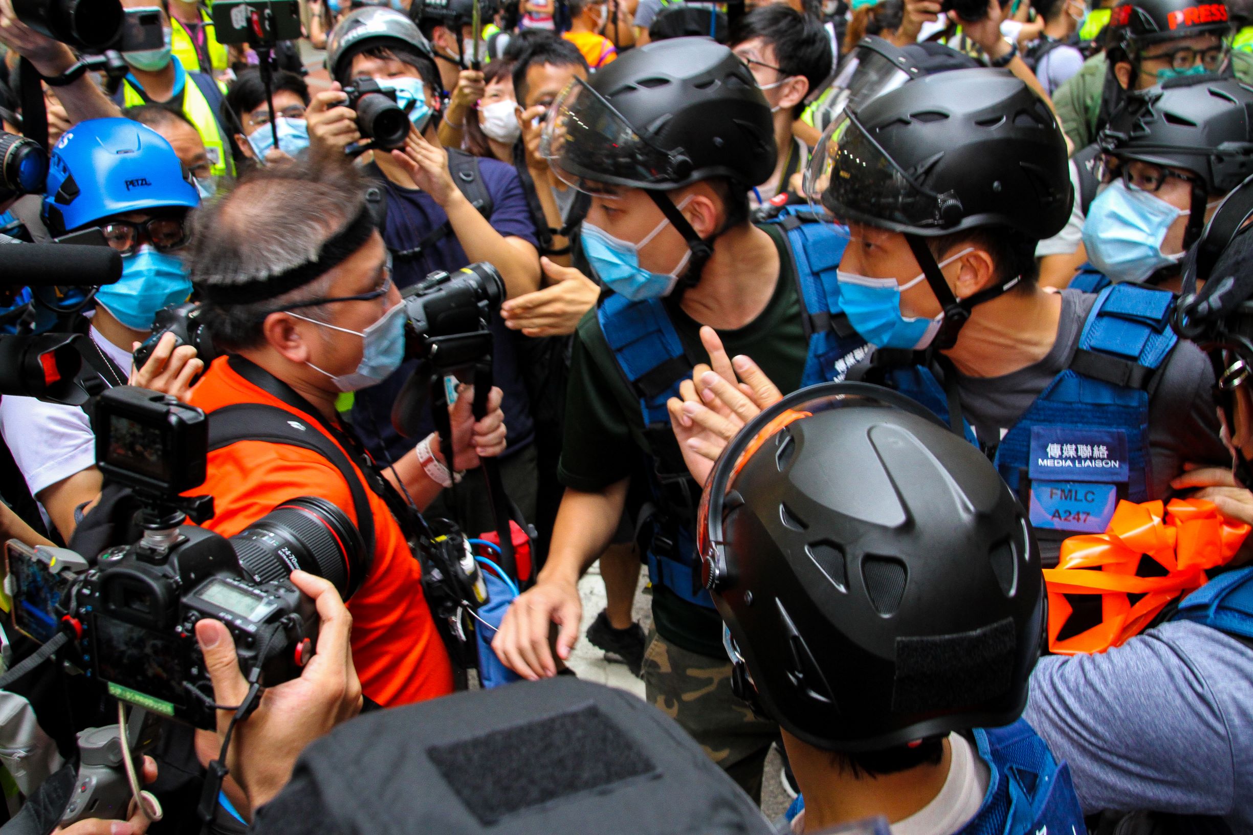 PRESS POLICE ARGUE2