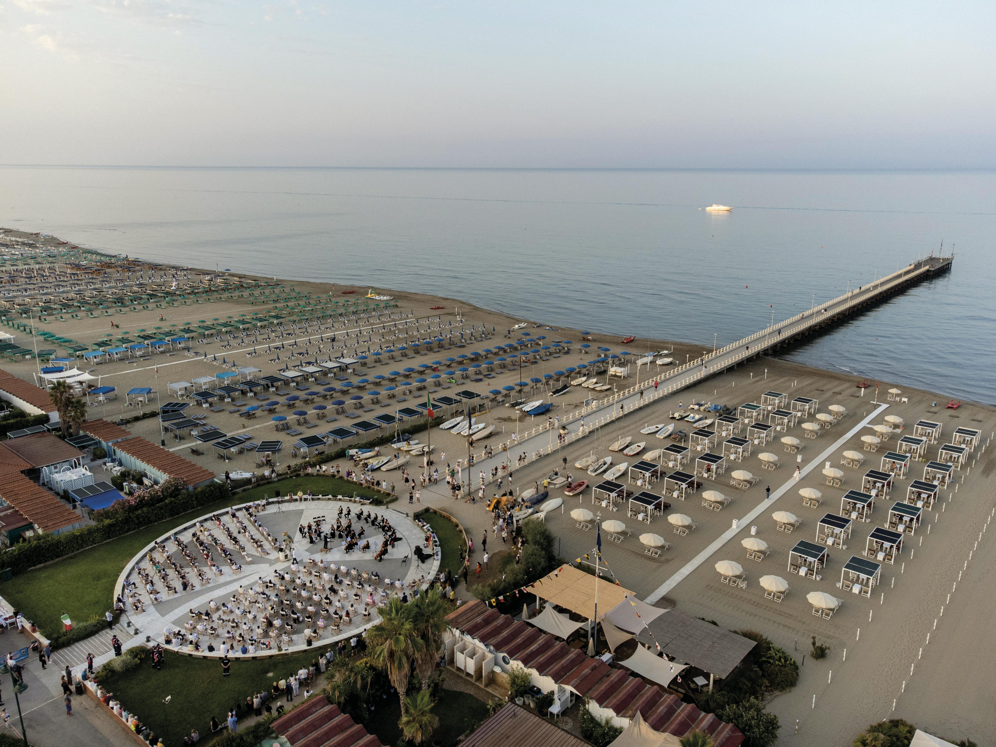Concerto all'alba sul pontile il giorno di Ferragosto