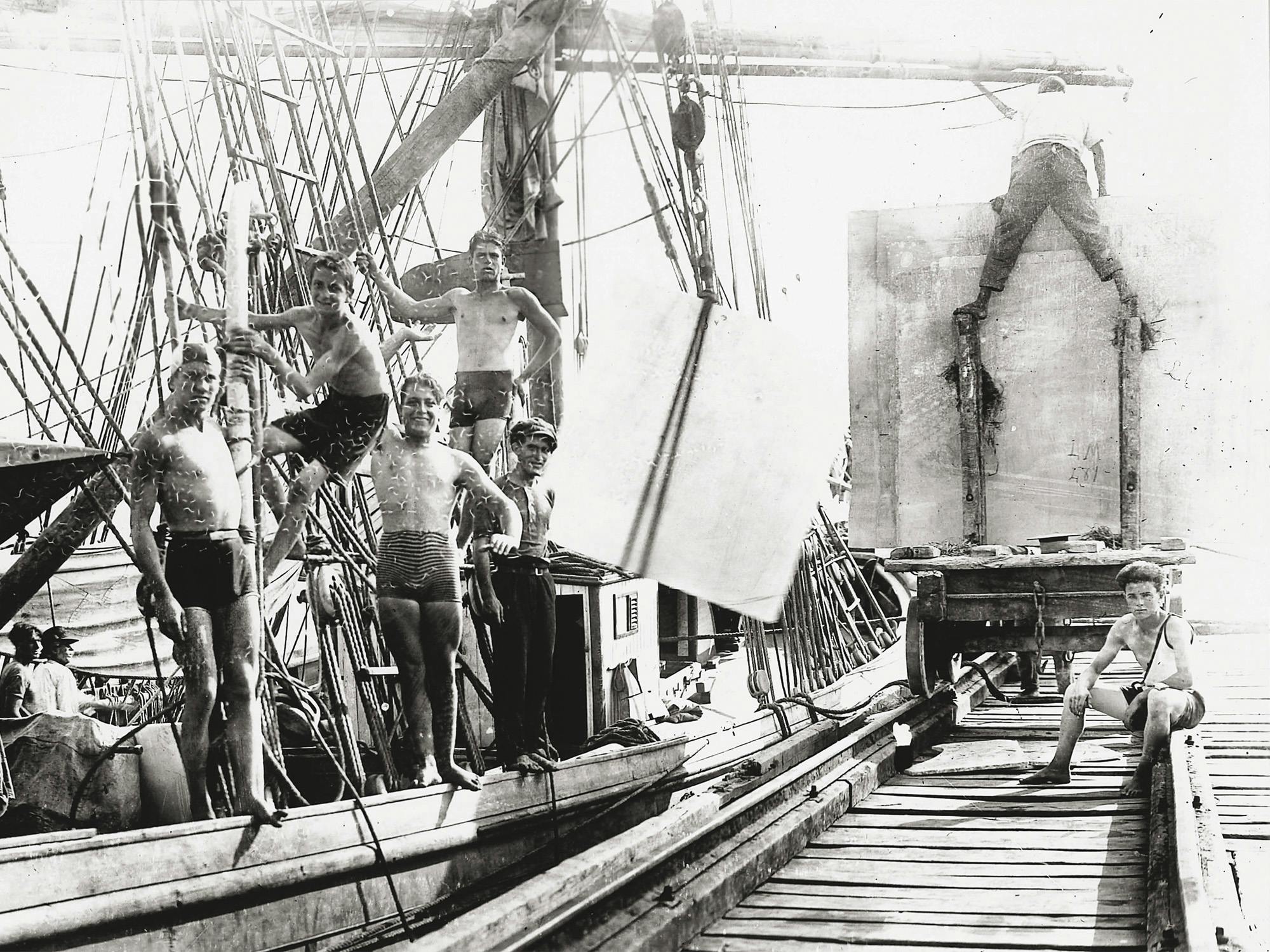 Il carico dei marmi sui navicelli al Pontile caricatore