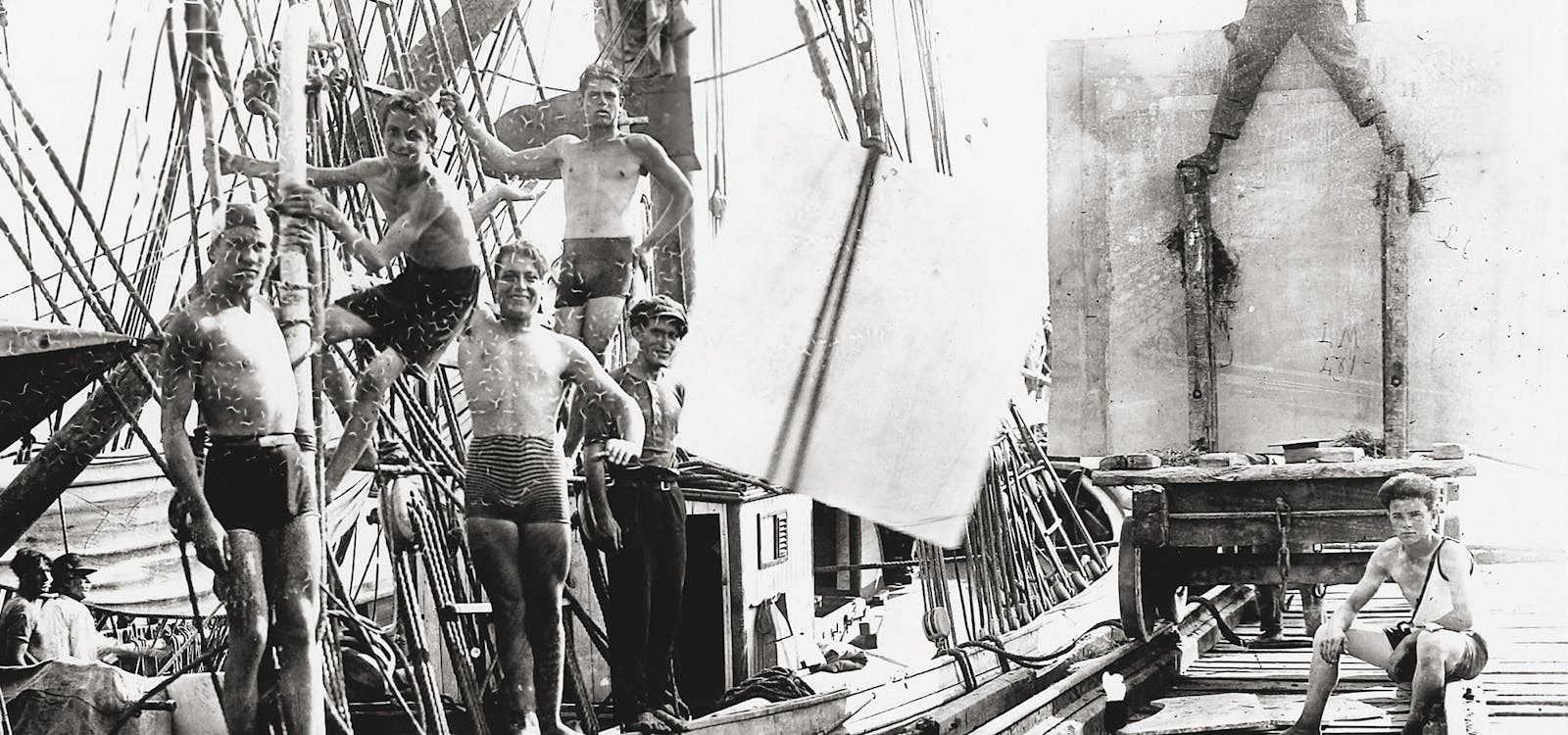 Il carico dei marmi sui navicelli al Pontile caricatore Il carico dei marmi sui navicelli al Pontile caricatore