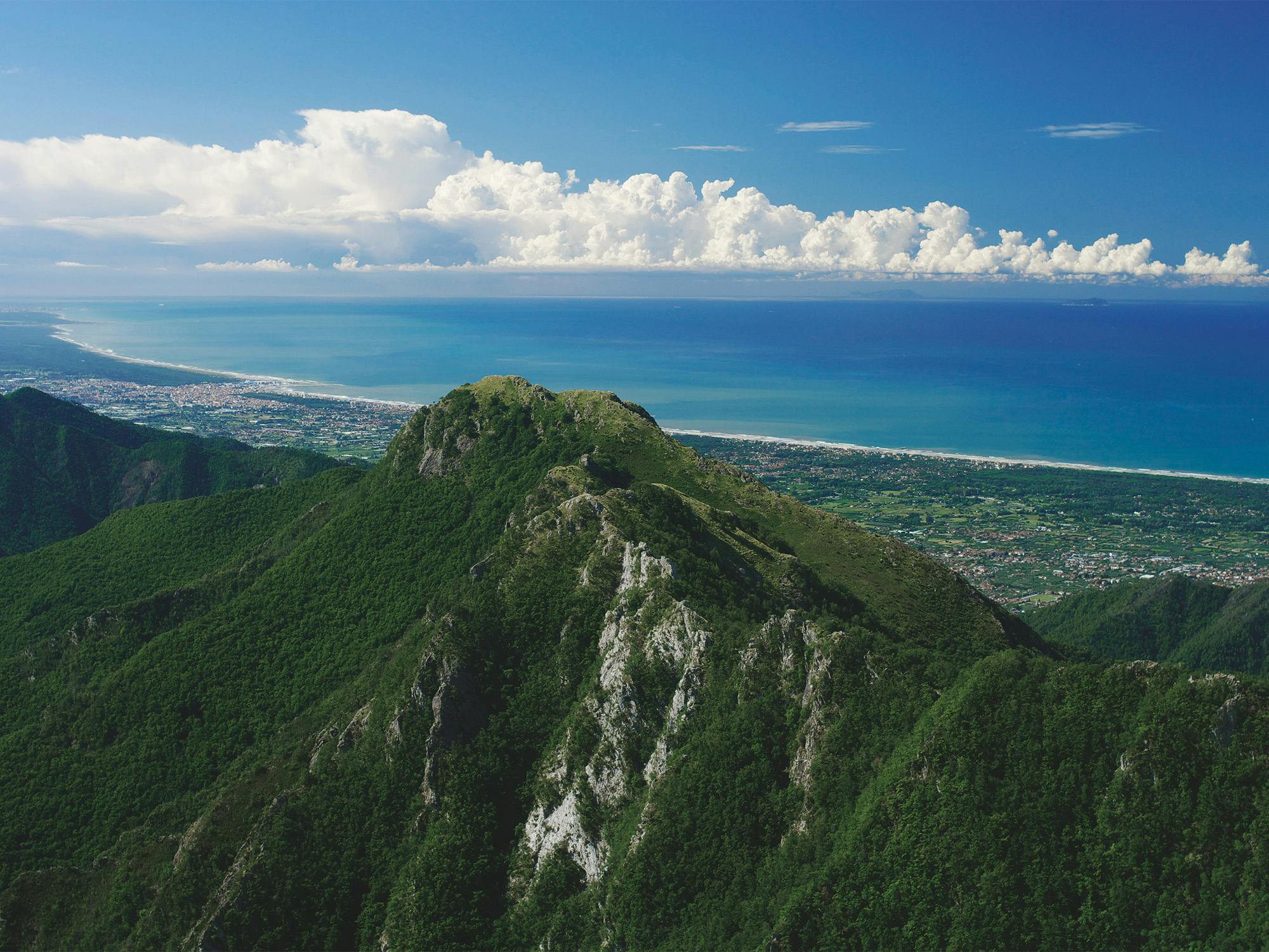La costa della Versilia vista dalle Apuane