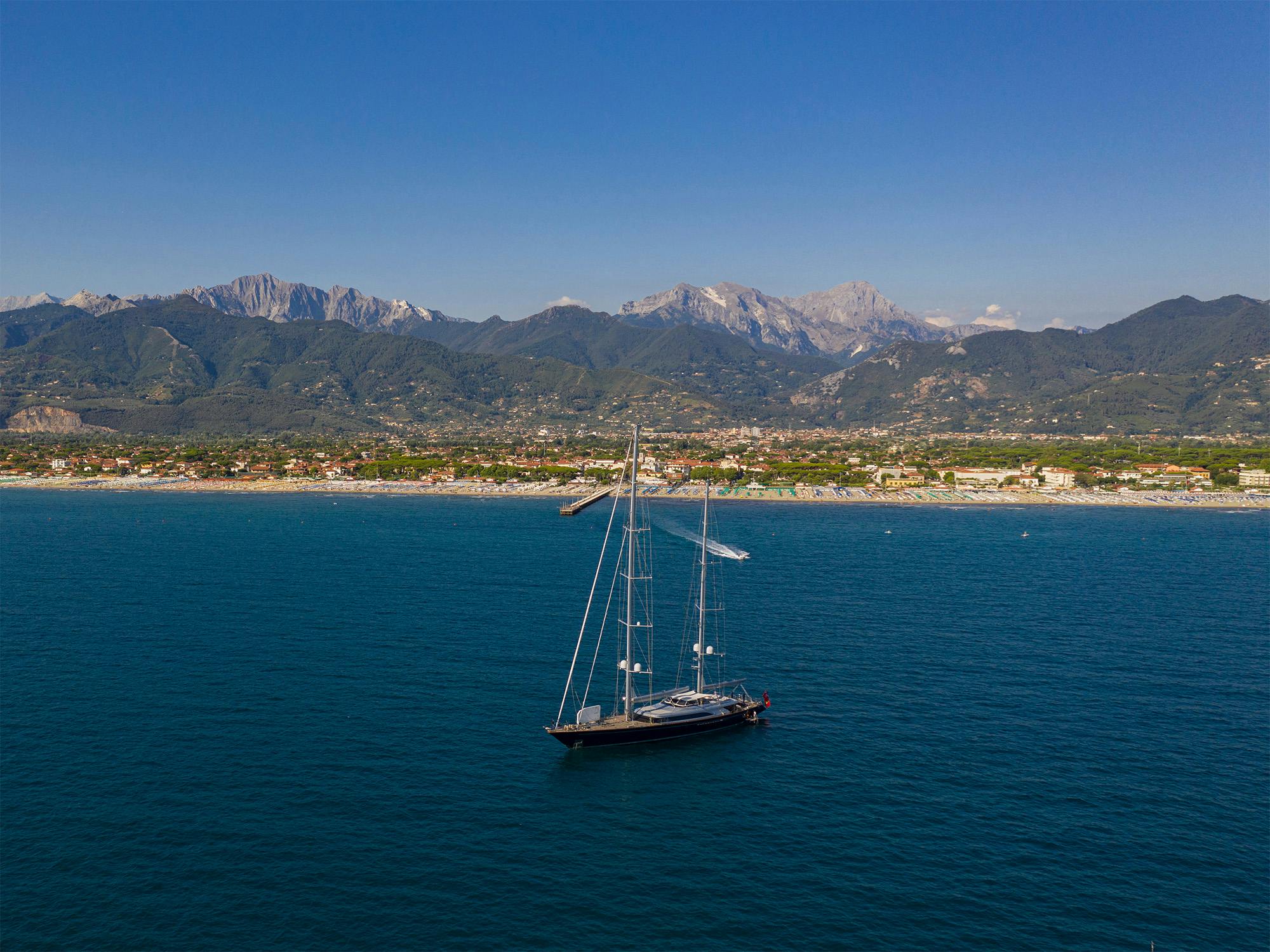 Panoramica su Forte dei Marmi e le Alpi Apuane