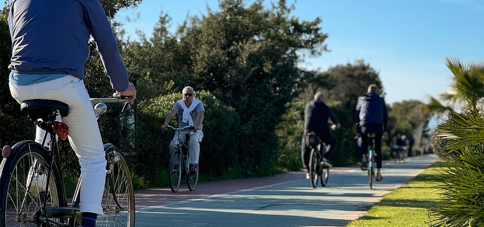 In bici sulla pista ciclabile del lungomare di Forte dei Marmi In bici sulla pista ciclabile del lungomare di Forte dei Marmi
