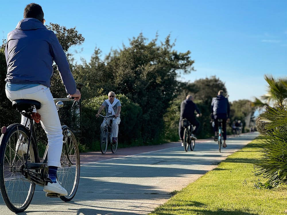 In bici sulla pista ciclabile del lungomare di Forte dei Marmi