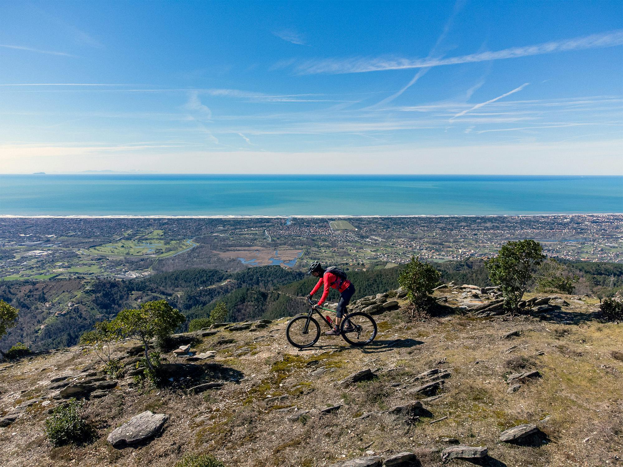 In mountain bike sui colli affacciati sulla riviera della Versilia