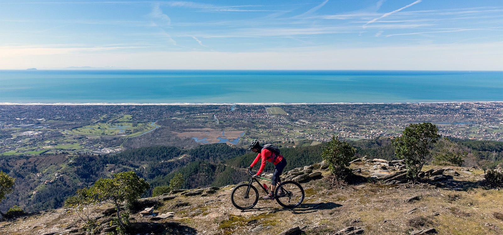 In mountain bike sui colli affacciati sulla riviera della Versilia In mountain bike sui colli affacciati sulla riviera della Versilia