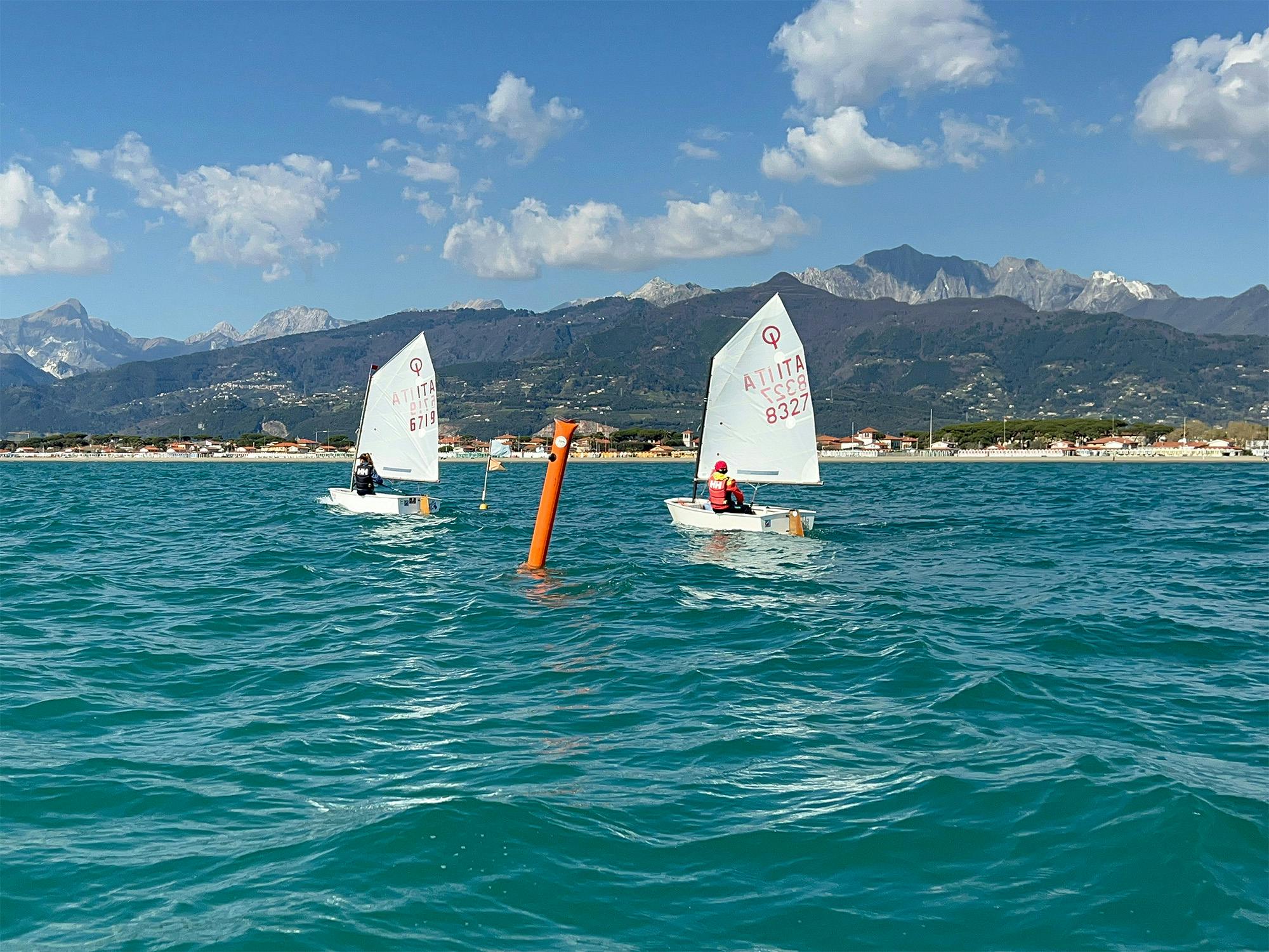 In barca a vela nelle acque di Forte dei Marmi