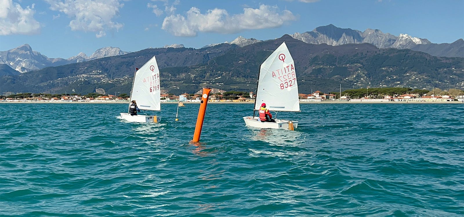 In barca a vela nelle acque di Forte dei Marmi In barca a vela nelle acque di Forte dei Marmi