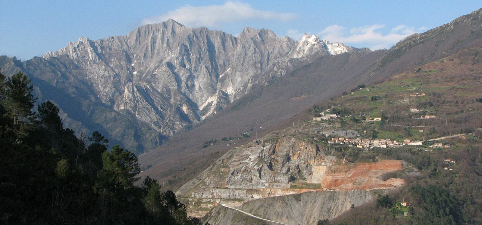 Il Monte Altissimo con le antiche cave della Cappella Il Monte Altissimo con le antiche cave della Cappella