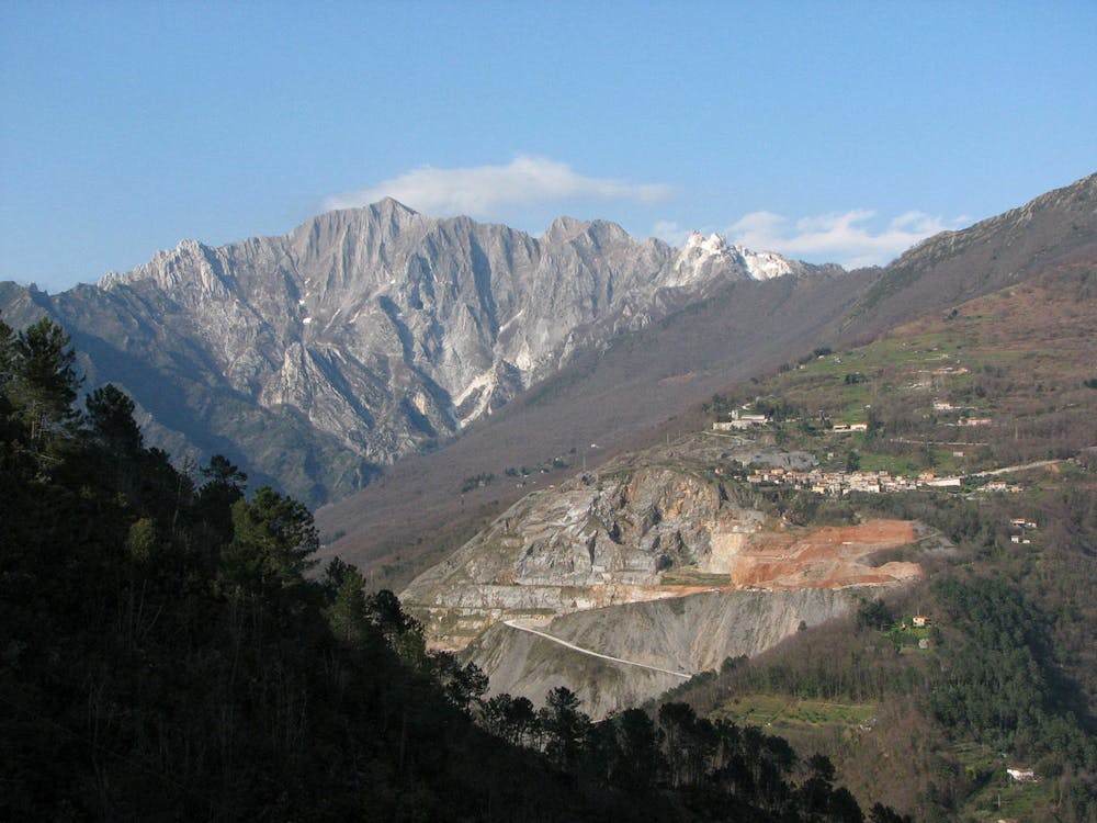 Il Monte Altissimo con le antiche cave della Cappella