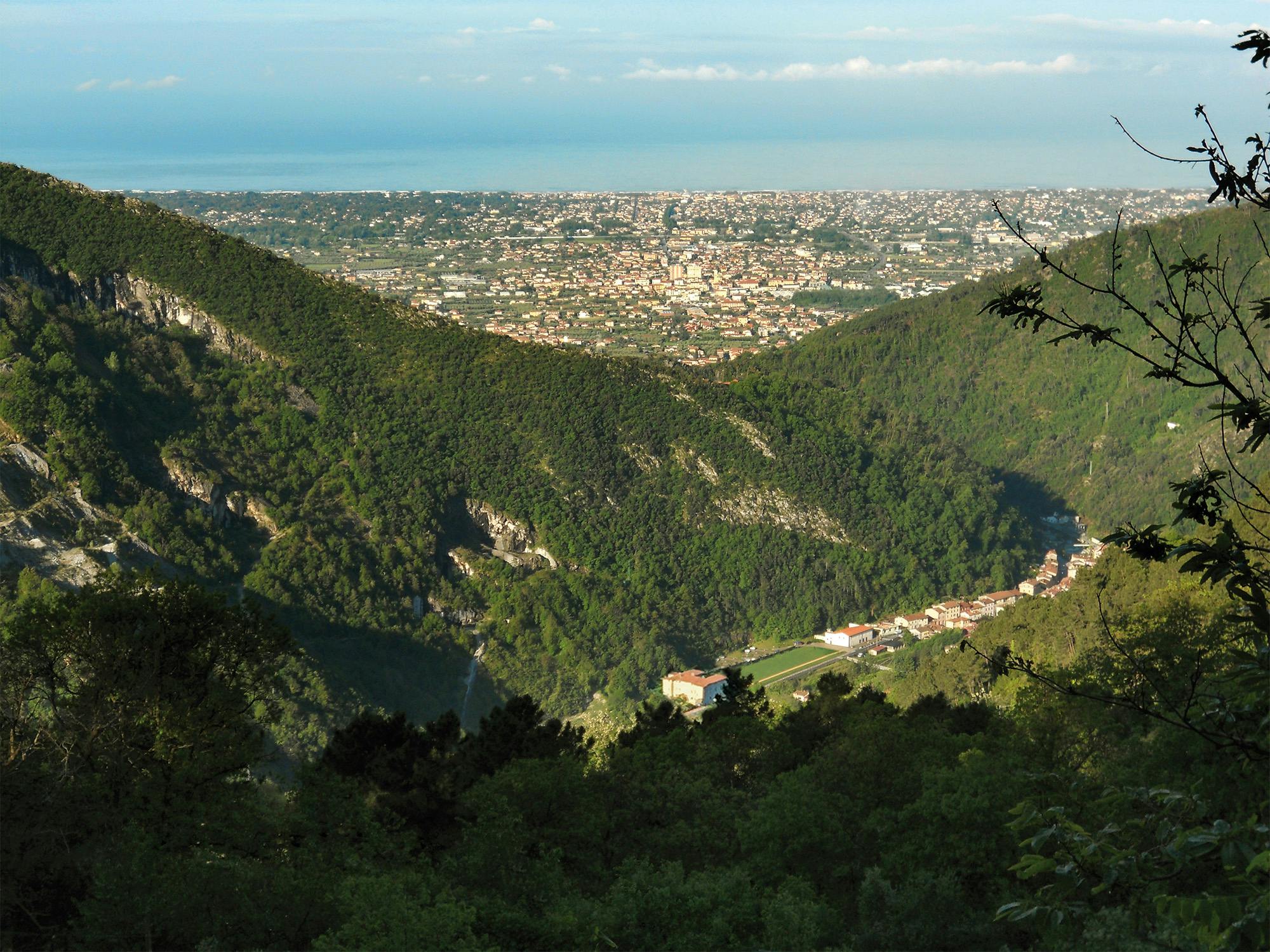 Veduta di Seravezza e della piana di Querceta fino al mare