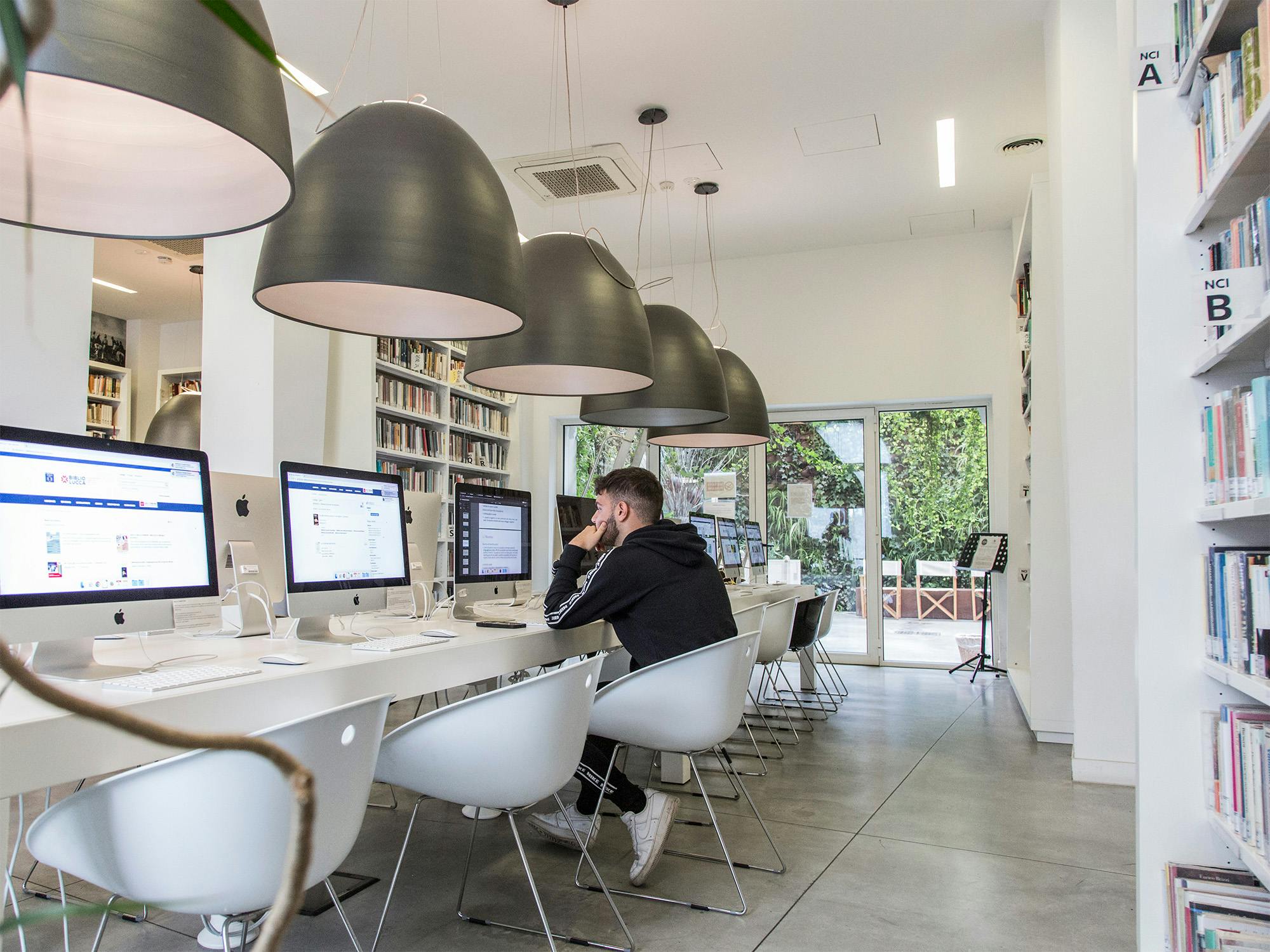 Una sala della moderna Biblioteca comunale di Forte dei Marmi