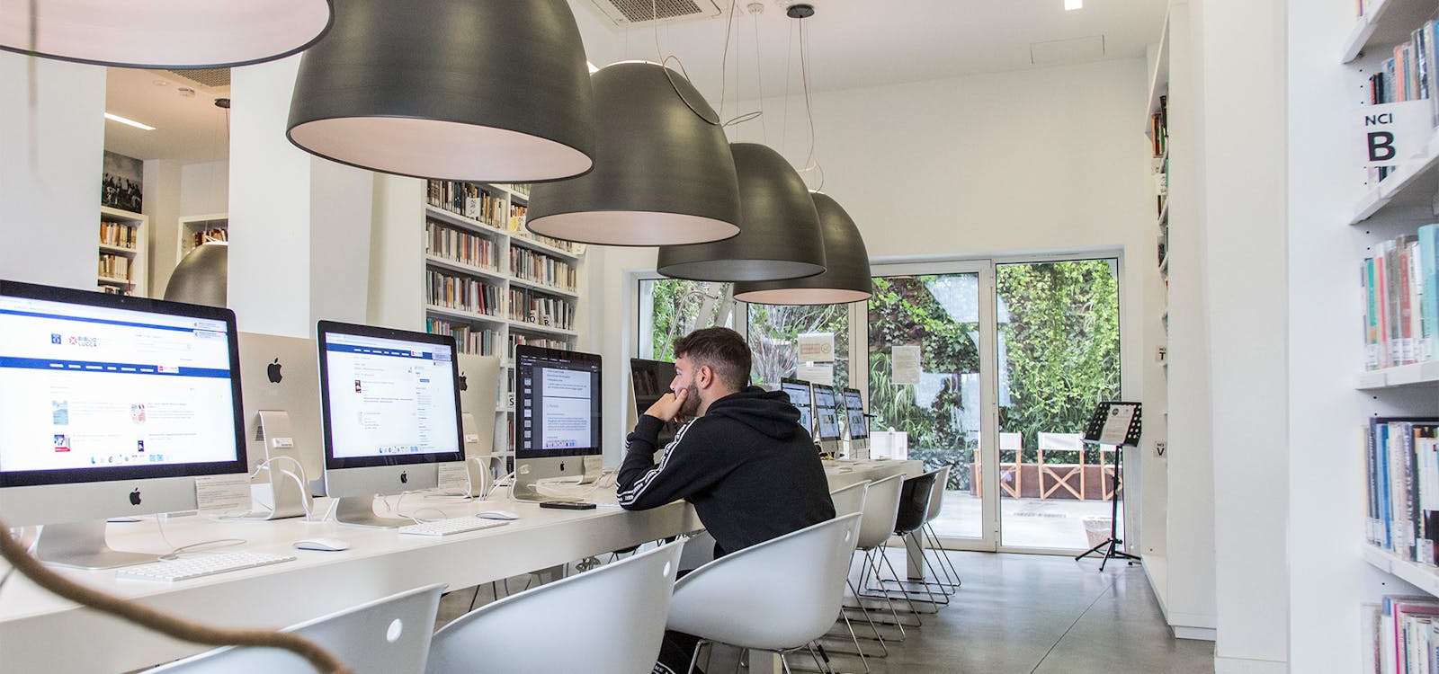 Una sala della moderna Biblioteca comunale di Forte dei Marmi Una sala della moderna Biblioteca comunale di Forte dei Marmi