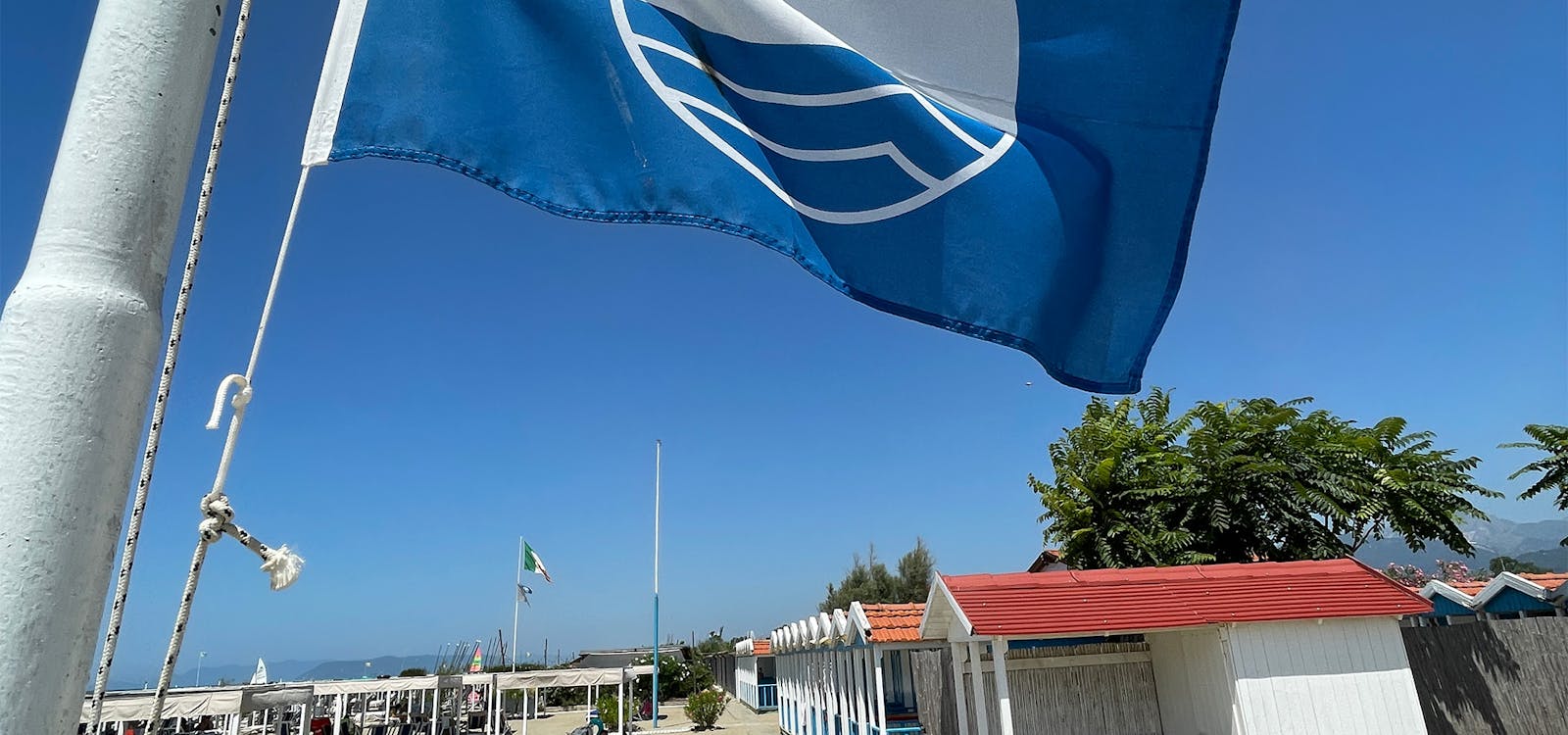 La Bandiera Blu simbolo di buona qualità delle acque di balneazione La Bandiera Blu simbolo di buona qualità delle acque di balneazione