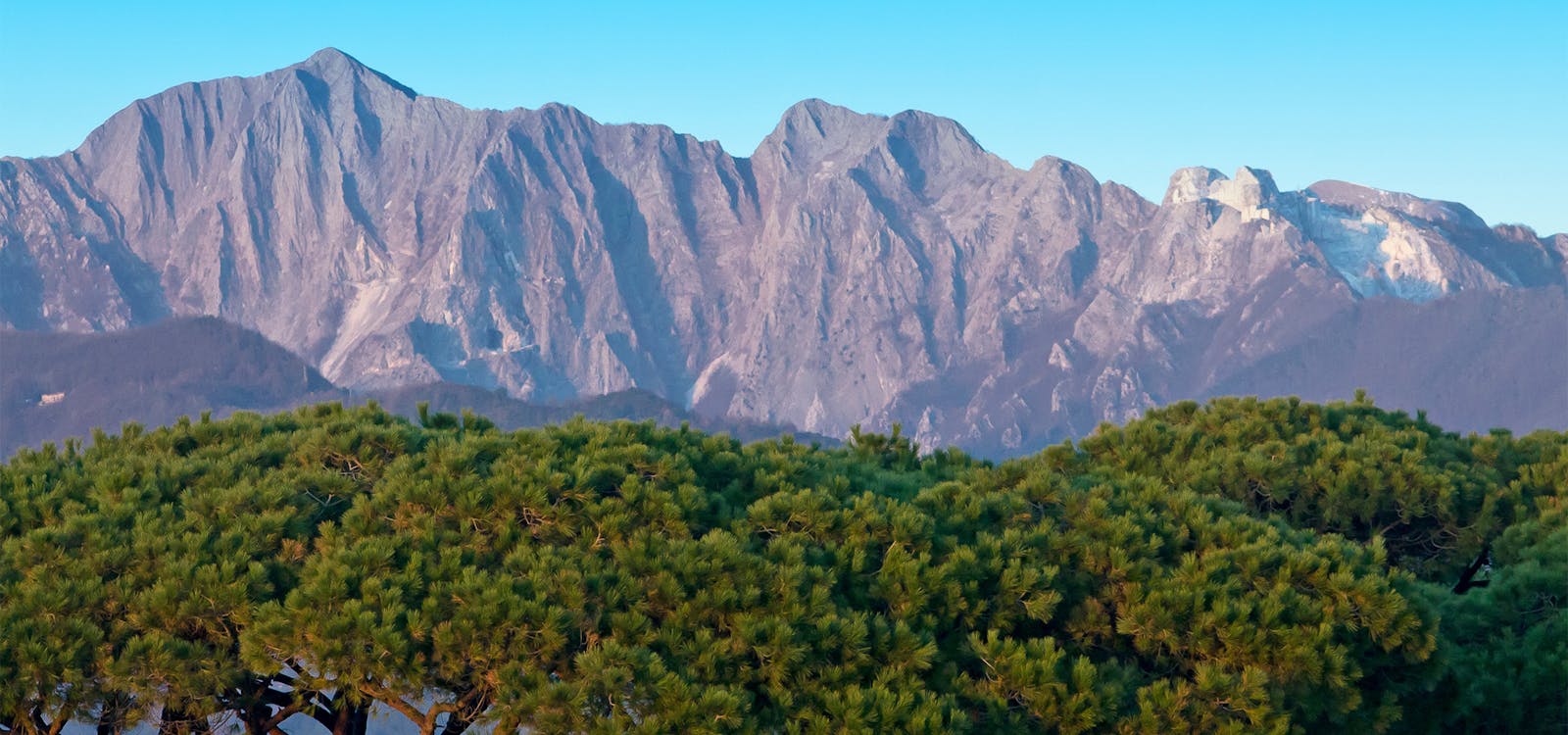 Le Alpi Apuane viste da Forte dei Marmi Le Alpi Apuane viste da Forte dei Marmi