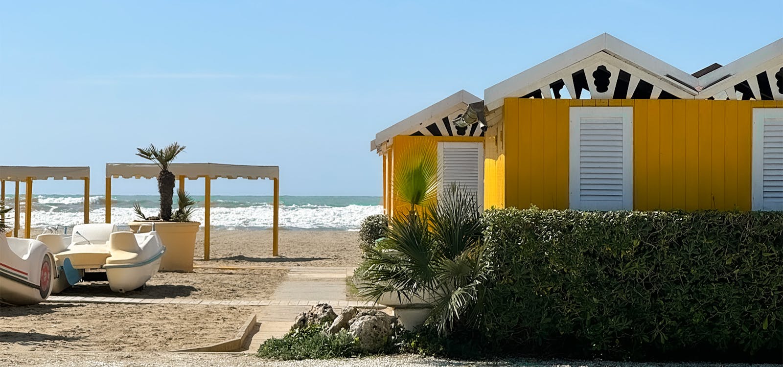 Uno stabilimento balneare di Forte dei Mari a primavera Uno stabilimento balneare di Forte dei Mari a primaverav